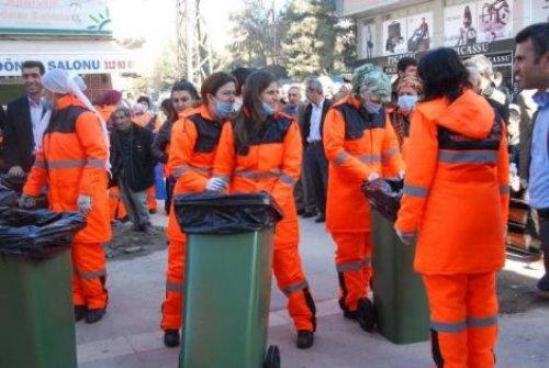 Belediyede çalışan kadın çöpçüler - Resim 1