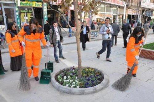 Belediyede çalışan kadın çöpçüler - Resim 6