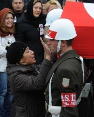 Şehit annesinin feryatları yürek dağladı - Resim 6