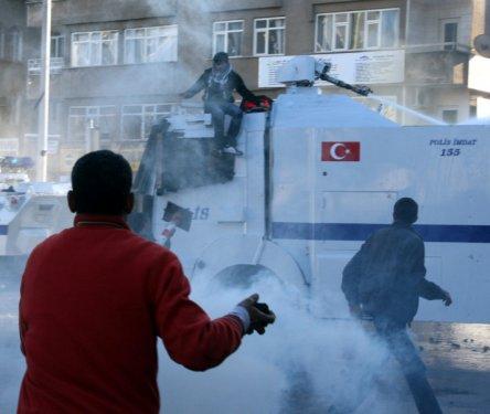 Diyarbakır'da BDP'lilere polis müdahalesi - Resim 1