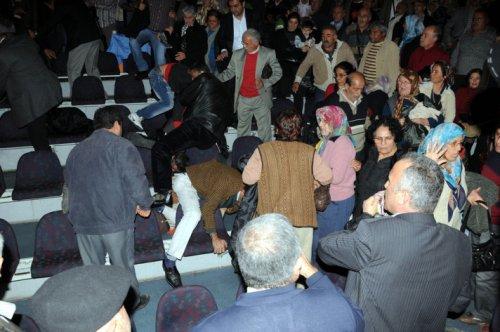 Mahalleli Antalya Belediye'sini bastı - Resim 4