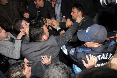 Mahalleli Antalya Belediye'sini bastı - Resim 1