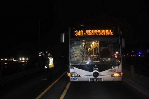 Metrobüs yoluna girdi canından oldu  - Resim 1