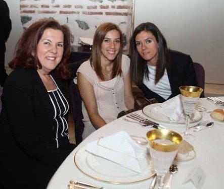 Emine Erdoğan'a Fenerbahçe forması hediye ettiler