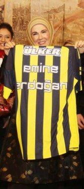 Emine Erdoğan'a Fenerbahçe forması hediye ettiler