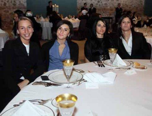 Emine Erdoğan'a Fenerbahçe forması hediye ettiler