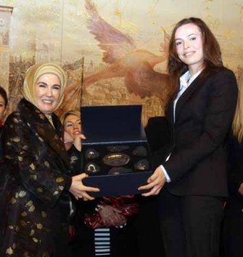 Emine Erdoğan'a Fenerbahçe forması hediye ettiler