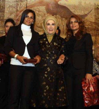 Emine Erdoğan'a Fenerbahçe forması hediye ettiler