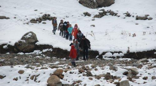 Silahlı koruma eşliğinde okul yolu... - Resim 7