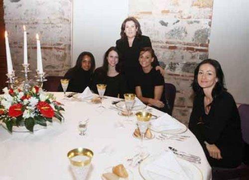 Emine Erdoğan'a Fenerbahçe forması hediye ettiler