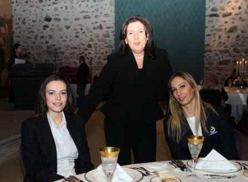 Emine Erdoğan'a Fenerbahçe forması hediye ettiler