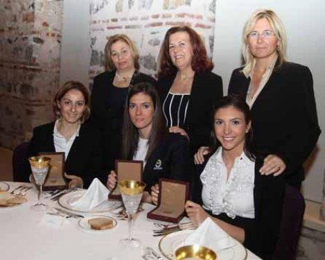 Emine Erdoğan'a Fenerbahçe forması hediye ettiler