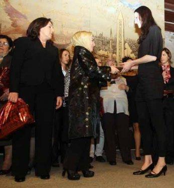 Emine Erdoğan'a Fenerbahçe forması hediye ettiler