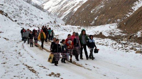 Silahlı koruma eşliğinde okul yolu... - Resim 6