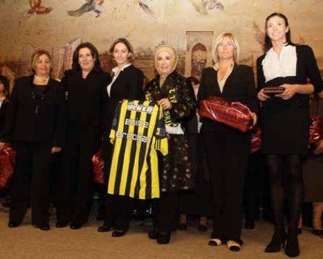 Emine Erdoğan'a Fenerbahçe forması hediye ettiler