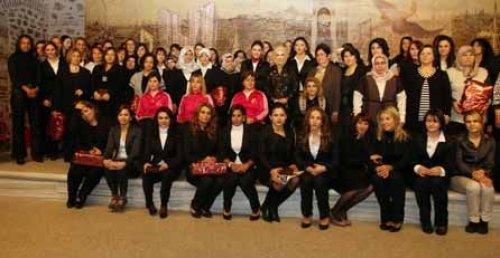 Emine Erdoğan'a Fenerbahçe forması hediye ettiler