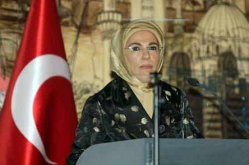 Emine Erdoğan'a Fenerbahçe forması hediye ettiler