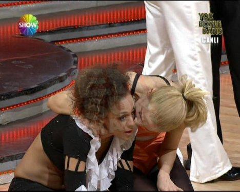 Defne joy Foster ve Burcu Esmersoy öpüştü - Resim 6