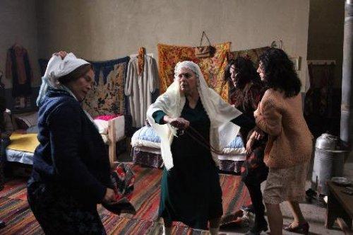 72. Koğuş filminde Hülya Avşar'a işkence - Resim 21