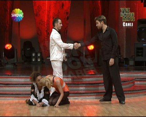 Defne joy Foster ve Burcu Esmersoy öpüştü - Resim 3