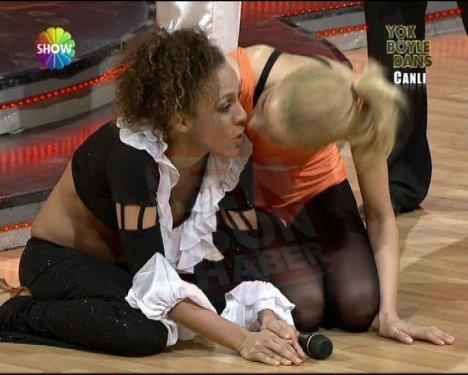 Defne joy Foster ve Burcu Esmersoy öpüştü - Resim 2