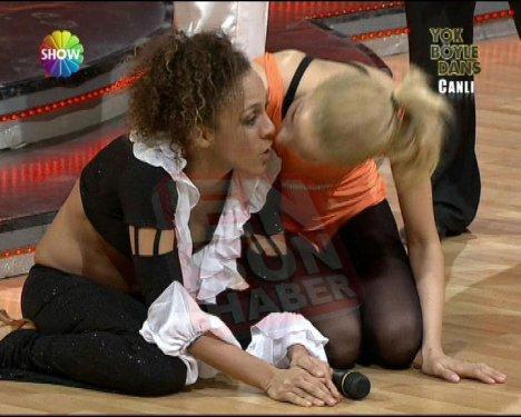 Defne joy Foster ve Burcu Esmersoy öpüştü - Resim 8
