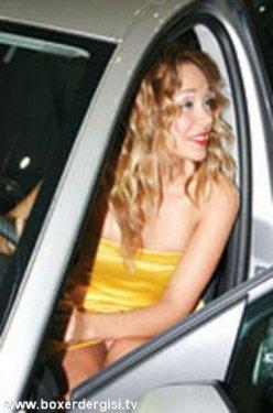 Dikkat mini etek var