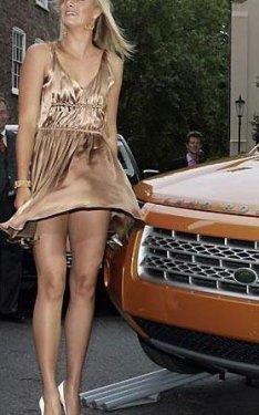 Dikkat mini etek var