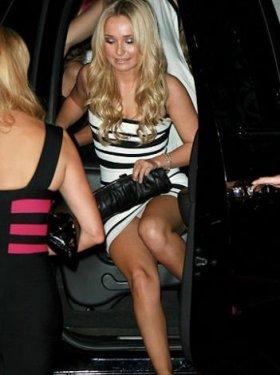 Dikkat mini etek var