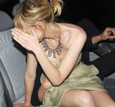 Dikkat mini etek var