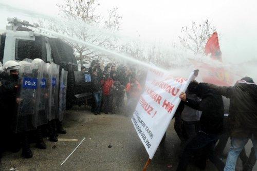 YÖK önündeki öğrencilere tazyikli su  - Resim 7