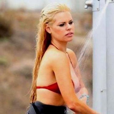 Dikkat mini etek var