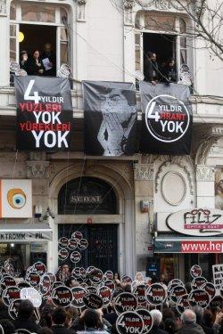 Hrant Dink Agos'un önünde anıldı - Resim 4