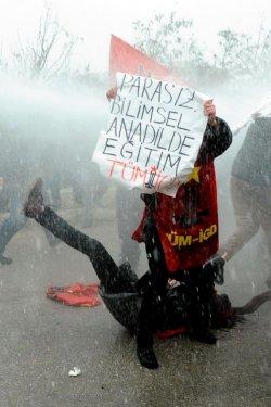 YÖK önündeki öğrencilere tazyikli su  - Resim 2