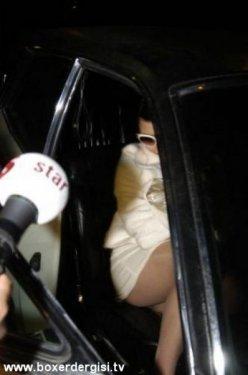 Dikkat mini etek var