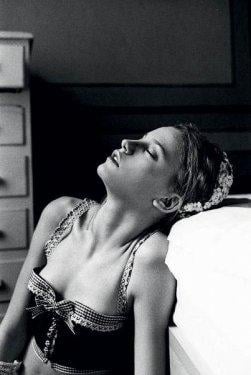 Serenay Sarıkaya'dan seksi pozlar