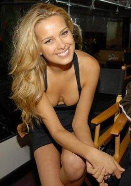 Dikkat mini etek var