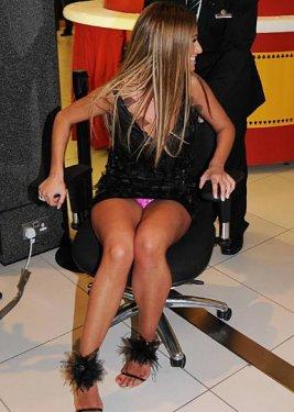 Dikkat mini etek var