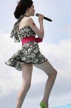 Dikkat mini etek var