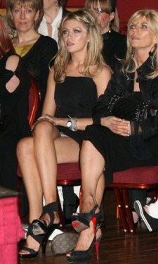 Dikkat mini etek var