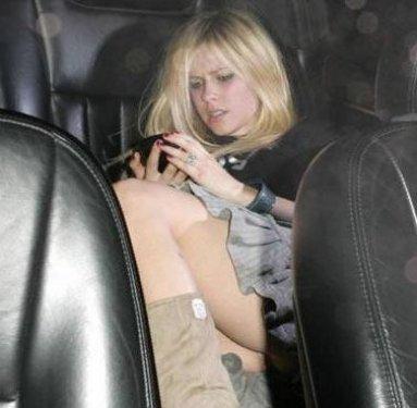 Dikkat mini etek var