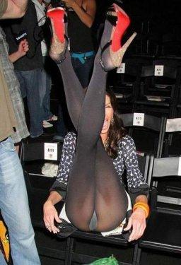 Dikkat mini etek var