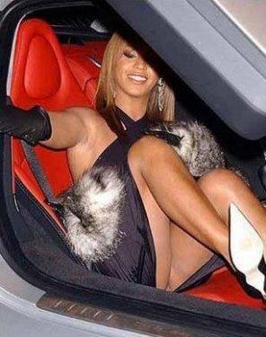 Dikkat mini etek var