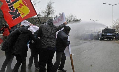 YÖK önündeki öğrencilere tazyikli su  - Resim 5