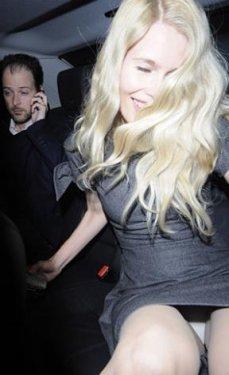 Dikkat mini etek var