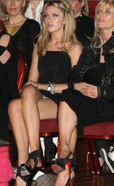 Dikkat mini etek var