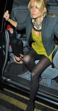 Dikkat mini etek var