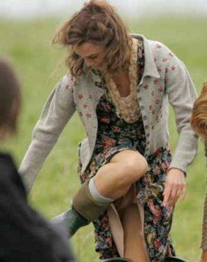 Dikkat mini etek var