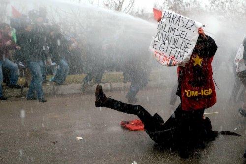 YÖK önündeki öğrencilere tazyikli su  - Resim 1