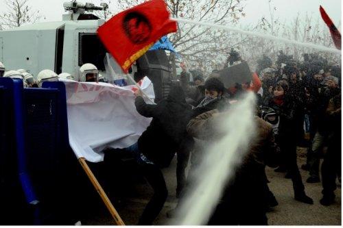 YÖK önündeki öğrencilere tazyikli su  - Resim 4